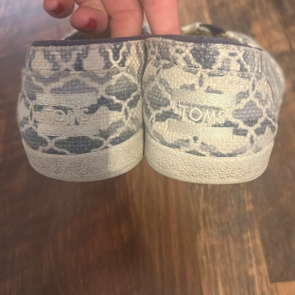 Tom’s linen snakeskin print slip on shoes size 6.5
